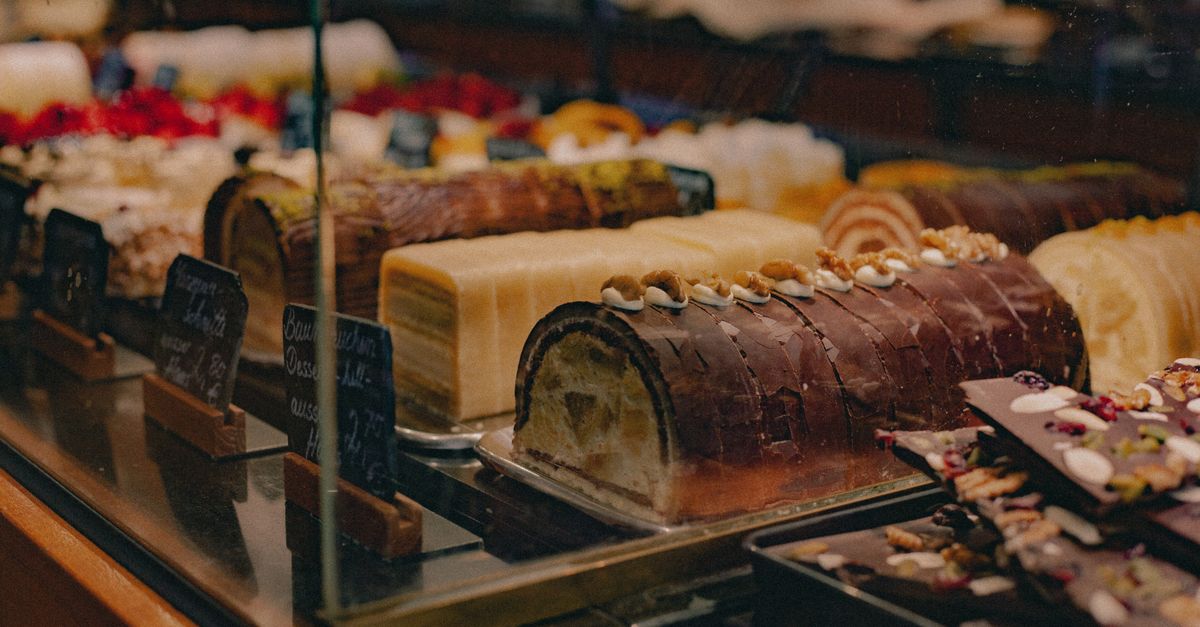 Un comptoir de pâtisserie garni de gâteaux, prêt pour la vente