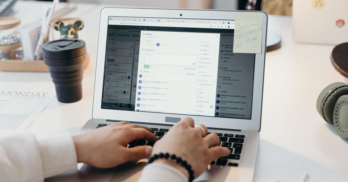 Une personne consulte une boutique en ligne sur son ordinateur portable