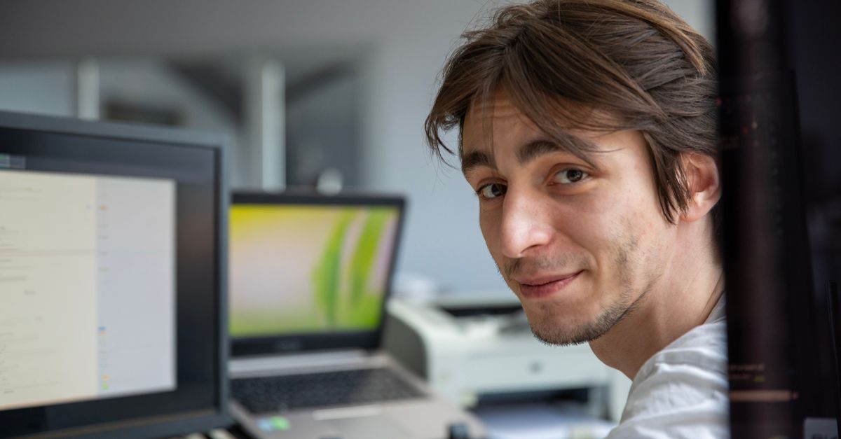 Un professionnel saisit des informations à son poste de travail