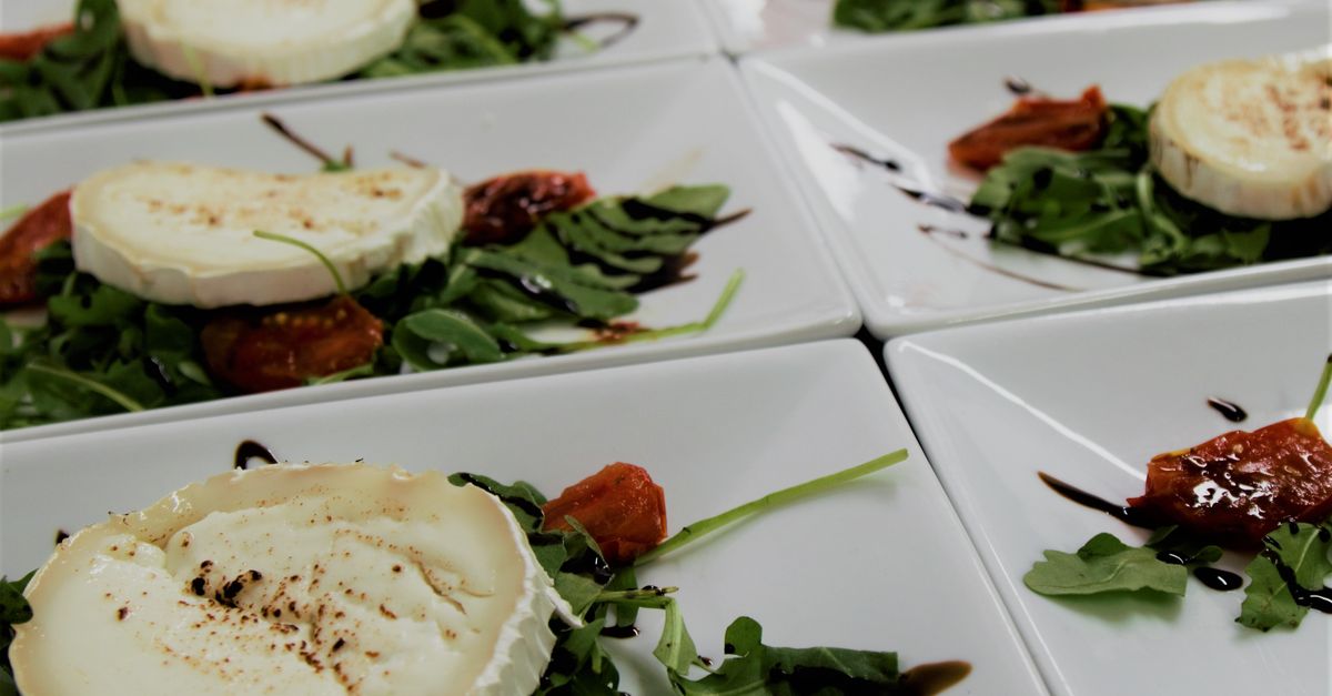 Des assiettes dressées, prêtes pour le service